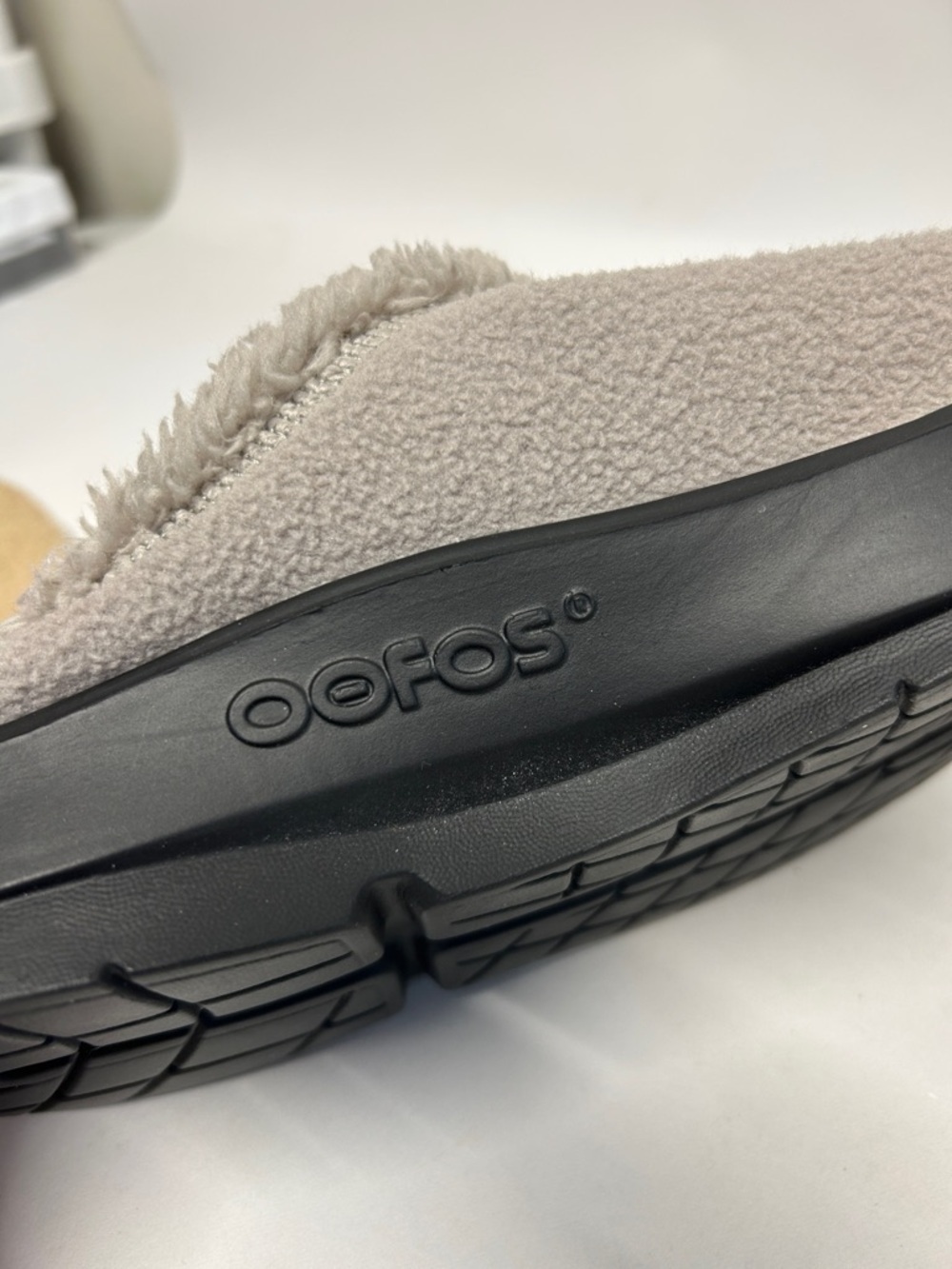 Cozy Gray Fleece Slip-On Slippers men’s size 11 Oofos used - Picture 9 of 9